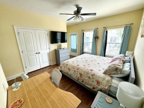 Walk Downtown, Private Parking, Short Drive to Beach & NAS