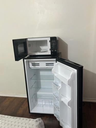 Bright Queen Room close to Sheridan College and Airport in Brampton