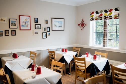 Red Mullions Guest House - image 5