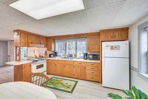 Amish Country Apartment with Cozy Fireplace! in New Holland