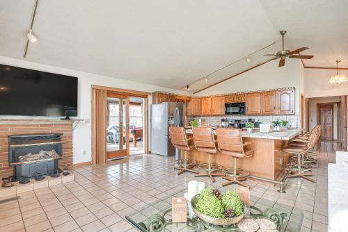 Pool, Deck and Fire Pit Dog-Friendly Ohio Escape! in Mount Vernon, USA