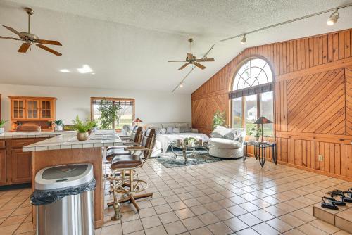 Pool, Deck and Fire Pit Dog-Friendly Ohio Escape! in Mount Vernon, USA
