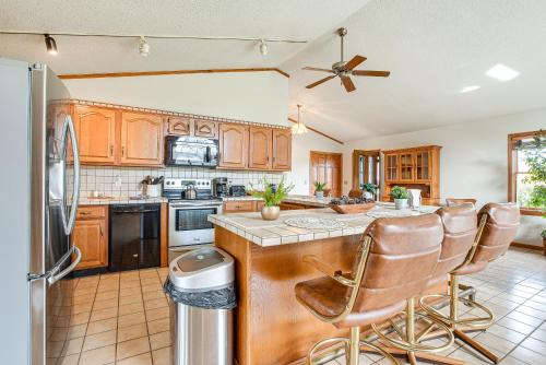 Pool, Deck and Fire Pit Dog-Friendly Ohio Escape! in Mount Vernon, USA
