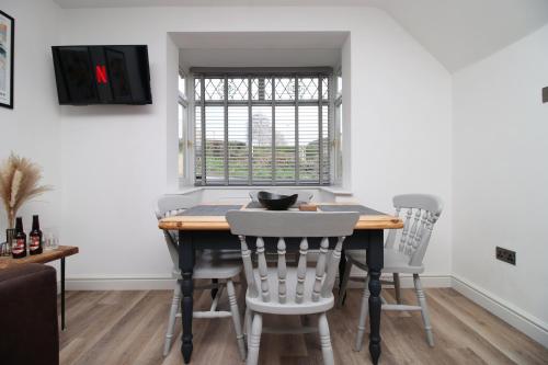 Modern 3BR Bath Home, Sleeps 6, Driveway Parking, Families & Contractors Deal, Бат (фото 3)