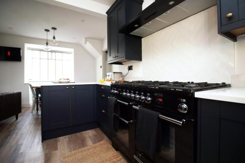 Modern 3BR Bath Home, Sleeps 6, Driveway Parking, Families & Contractors Deal, Бат (фото 7)
