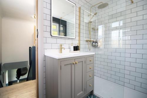 Modern 3BR Bath Home, Sleeps 6, Driveway Parking, Families & Contractors Deal, Бат (фото 8)