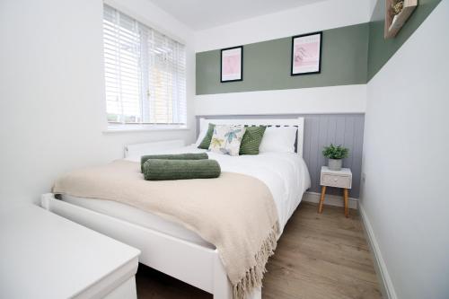 Modern 3BR Bath Home, Sleeps 6, Driveway Parking, Families & Contractors Deal, Бат (фото 10)