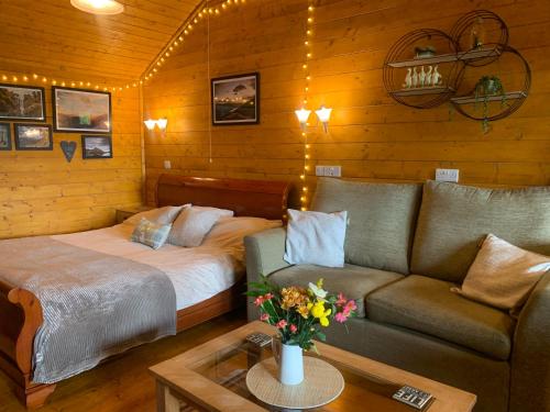 Cherry Cabin - Little Log Cabin in Wales in Bettws Cedewain
