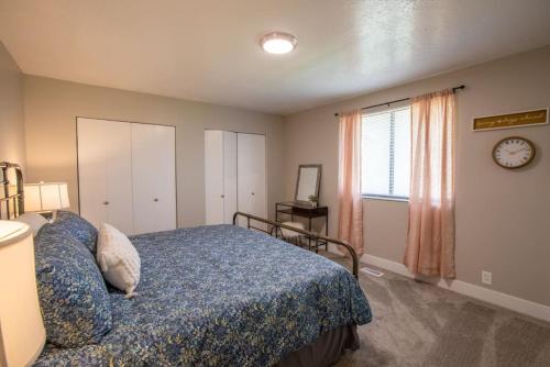 Family Stay | Mtn Views + Yard + Pets + Long Stays - image 8