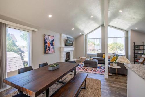 Family Stay | Mtn Views + Yard + Pets + Long Stays - image 7