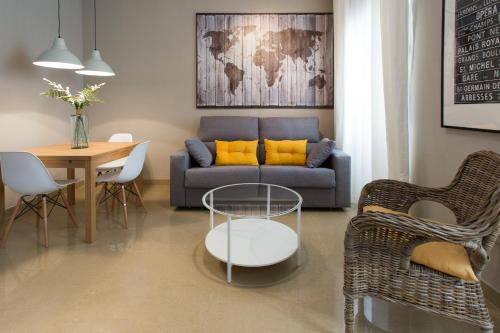 Three-Bedroom Duplex Apartment with Terrace - 10 image 3