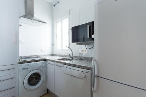 Three-Bedroom Duplex Apartment with Terrace - 10 image 6