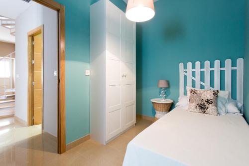 Three-Bedroom Duplex Apartment with Terrace - 10 image 9