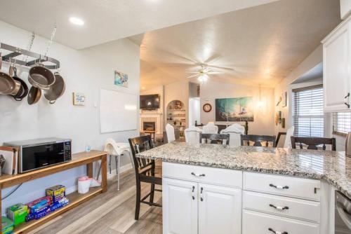 Køkken, Hawaiian Surfer Haven - Family Stay Near Slopes in Lindon