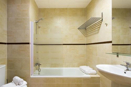 Three-Bedroom Duplex Apartment with Terrace - 10 image 8