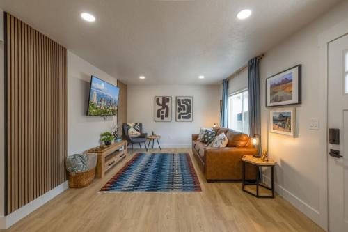 Private Entrance, Skier's Hideaway, Downtown SLC - Tap to explore photos