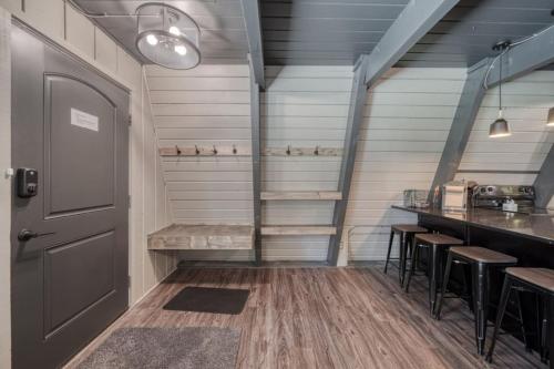 J10 Cabin in Island Park, USA