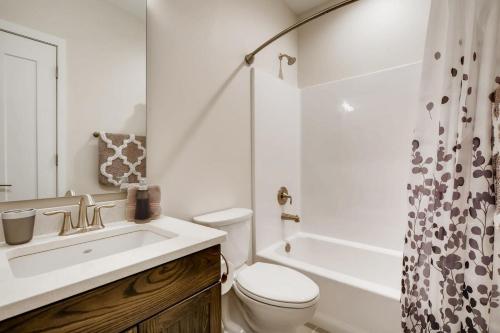 Elberts Escape Sleeps 8 Lakefront Views in Georgetown, USA