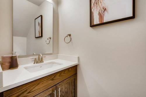 Elberts Escape Sleeps 8 Lakefront Views in Georgetown, USA