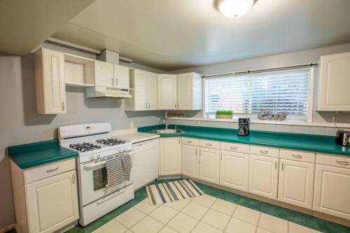 Private Apartment Near Canyons | King Bed + Full Kitchen + BBQ - image 12