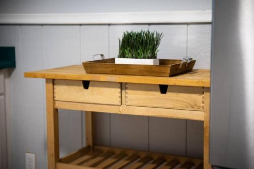 Private Apartment Near Canyons | King Bed + Full Kitchen + BBQ - image 6
