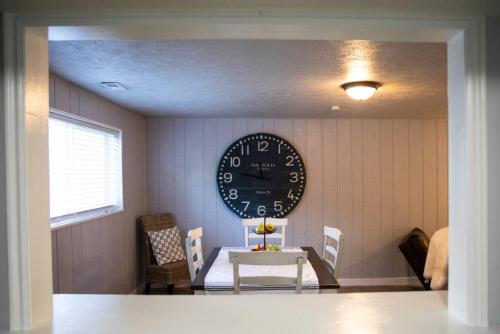 Private Apartment Near Canyons | King Bed + Full Kitchen + BBQ - image 9