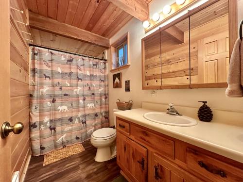 Chipmunk Lodge by NW Comfy Cabins