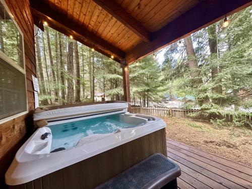 Chipmunk Lodge by NW Comfy Cabins