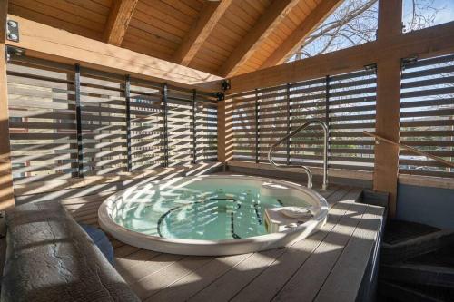 Ski Mountain Condo King Bed, Two Hot Tubs, Pool , on the Free Bus Route Ski Mountain Condo King Bed, Two Hot Tubs, Pool , on the Free Bus Route