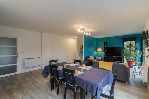 Shared lounge/TV area, Chambres D'hote Le Cedre Bleu in Saint-Jean