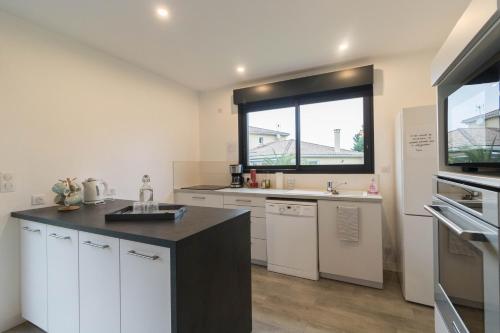 Kitchen, Chambres D'hote Le Cedre Bleu in Saint-Jean