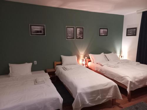 1 queen bed, 1 twin bed, 1 sofa bed