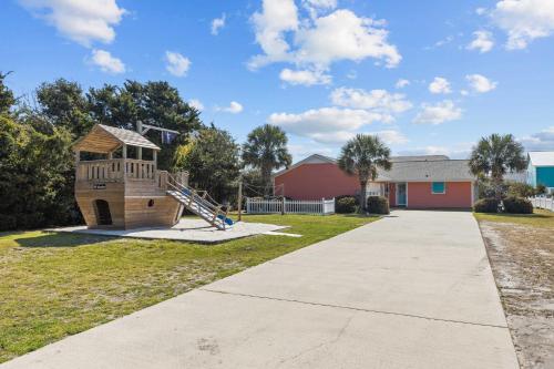 Colorful Emerald Isle Home Just Steps to Beach!