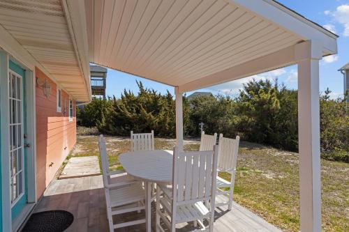 Colorful Emerald Isle Home Just Steps to Beach!