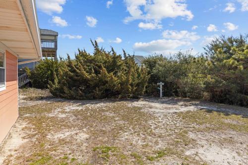 Colorful Emerald Isle Home Just Steps to Beach!