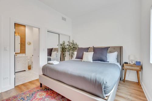Bright Modern 4Bd 2Ba in the Heart of Wrigleyville condo - image 2