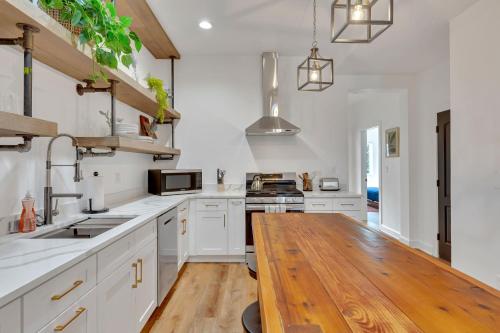 Bright Modern 4Bd 2Ba in the Heart of Wrigleyville condo - image 4