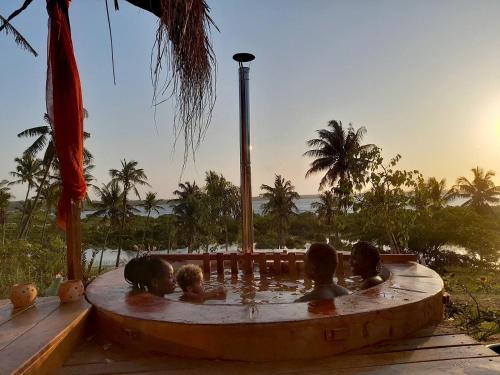 Karšto vandens vonia, Piecefull bayview Cottage with Kitchen near Tofo in Inhambane