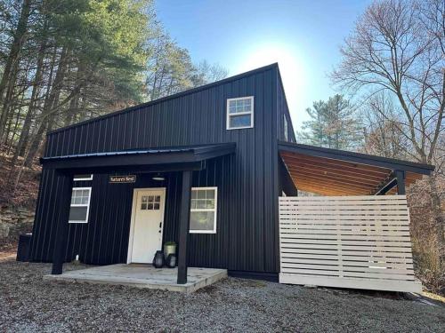 Natures Nest - Woodsy Retreat w/ Renovated Deck & Hot Tub in Logan, Vereinigte Staaten von Amerika