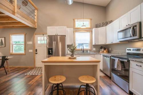 Natures Nest - Woodsy Retreat w/ Renovated Deck & Hot Tub in Logan, USA