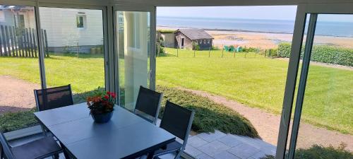 Appartement de 4 chambres a Grandcamp Maisy a 50 m de la plage avec vue sur la mer jardin clos et wifi