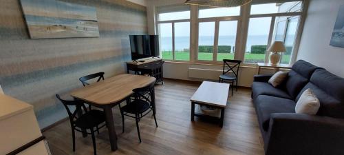 Appartement de 4 chambres a Grandcamp Maisy a 50 m de la plage avec vue sur la mer jardin clos et wifi