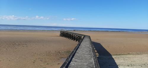 Appartement de 4 chambres a Grandcamp Maisy a 50 m de la plage avec vue sur la mer jardin clos et wifi