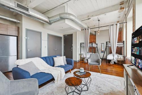 Urban Oasis: Modern 2BR Loft with Pool, Gym and Parking