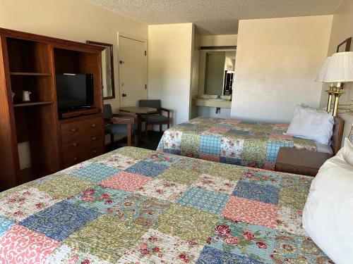 Windcrest Inn and Suites - image 10