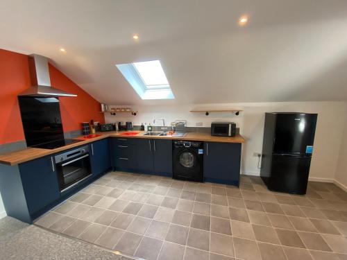 virtuve, stylish and modern Spacious 2 bedroom apartment in Lanveino
