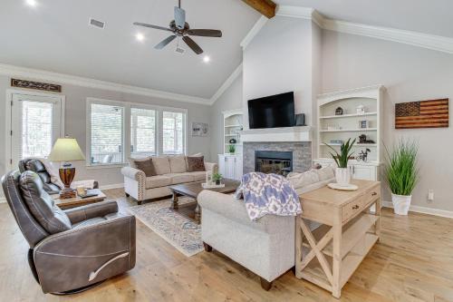 Spacious Hot Springs Village Home Less Than 1 Mi to Lake! in Lonsdale, USA