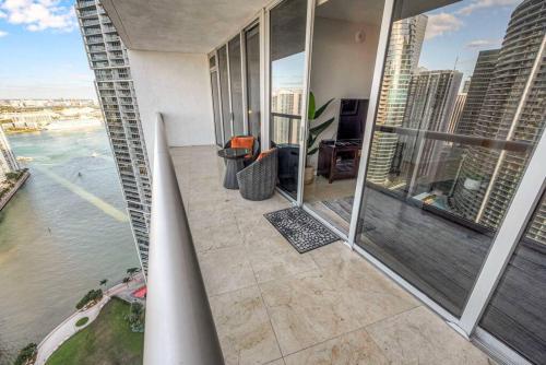 Icon 39th Floor 1 Bedroom apartment- Bay & City View- FREE SPA in Miami, USA