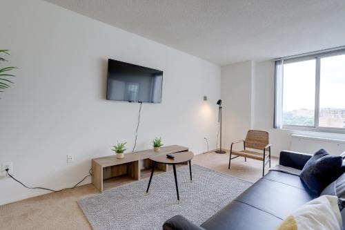 Incredible 1 BR Apt + Den @Crystal City With Gym in Arlington, USA