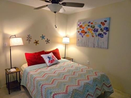 Bryson City Creekside Home with Hot Tub- 3 bedroom-2 bath home in Bryson City, USA